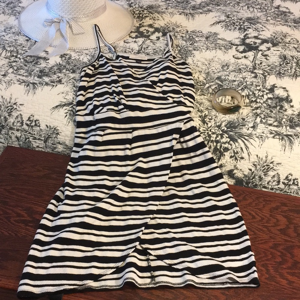 Universal Thread 100% cotton black and white tulip hem sun dress